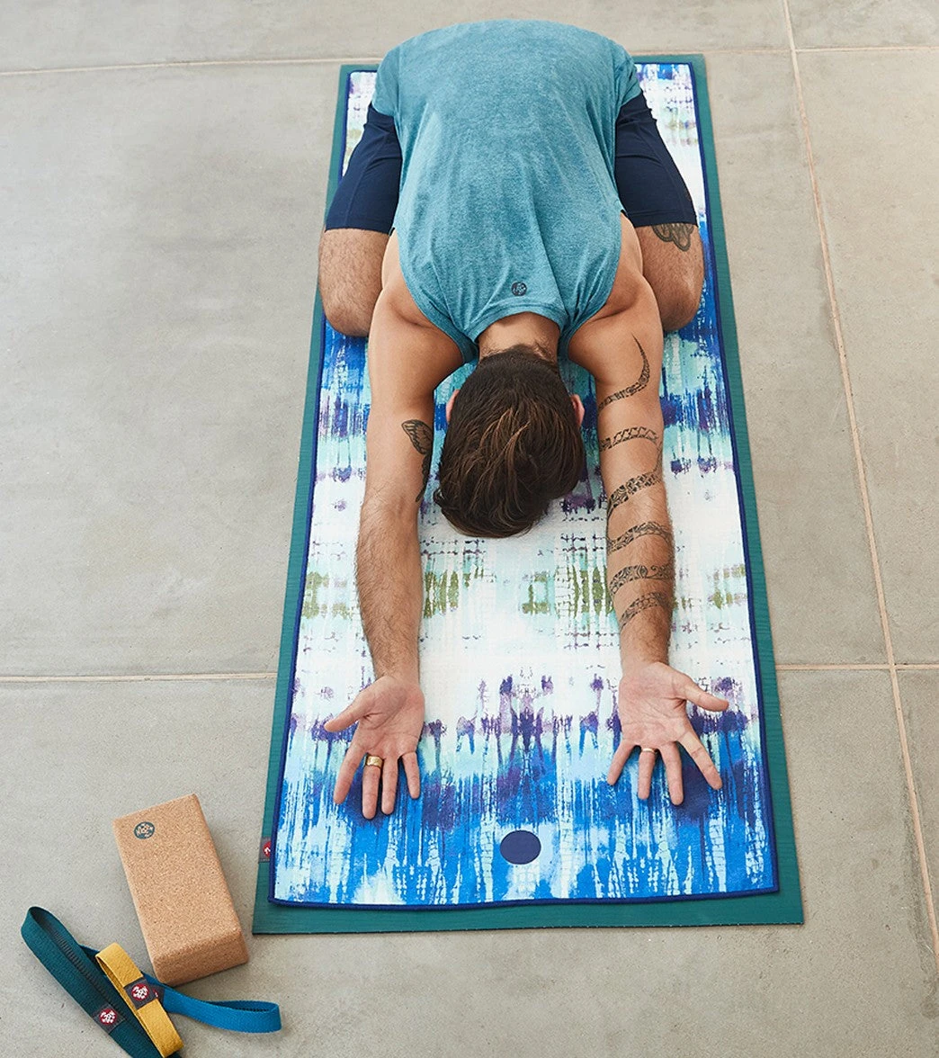 Manduka Yogitoes+ Repreve® Yoga Mat Towel, 71" Palm Geo - Image 4